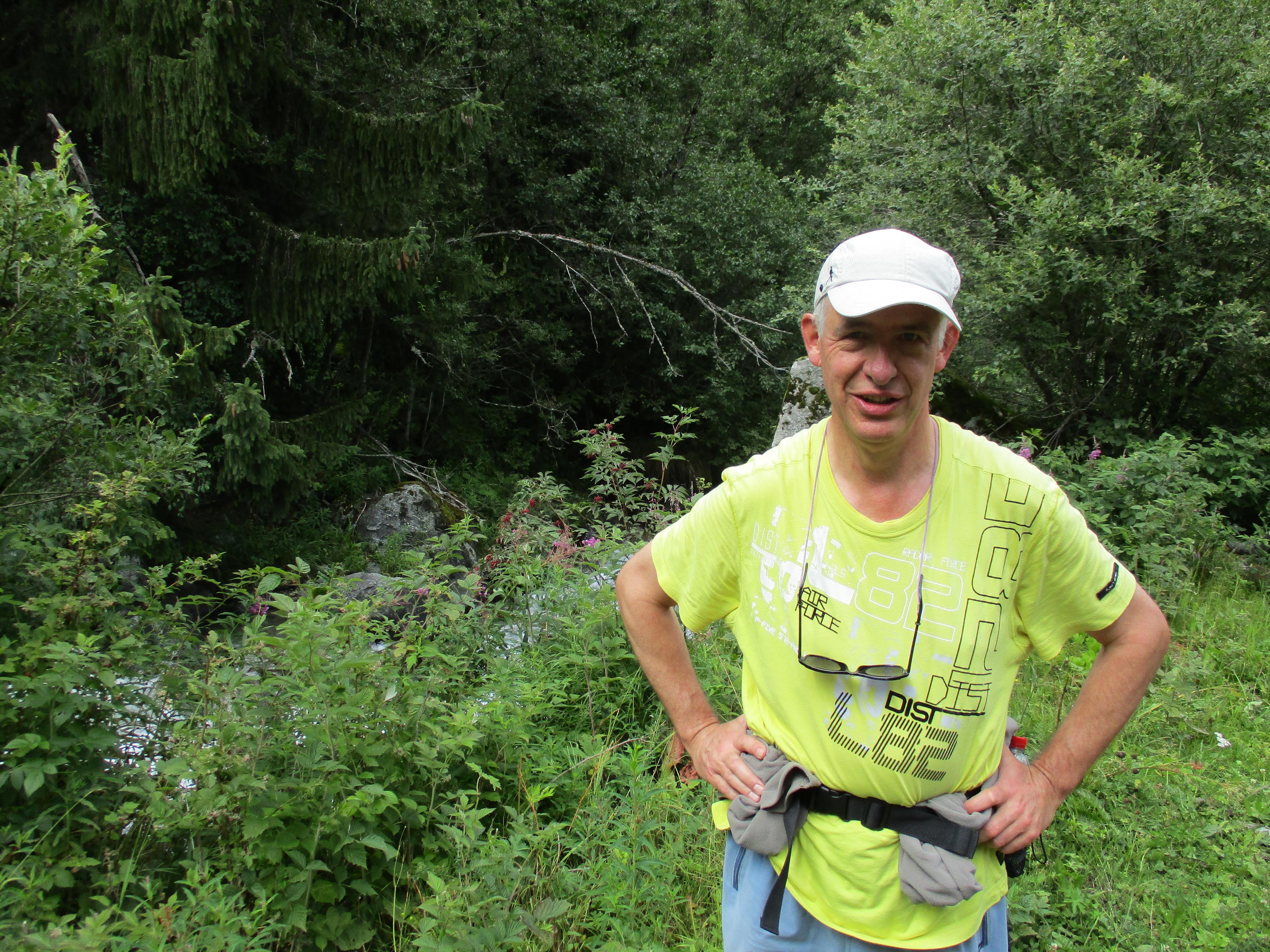 Vrijwilliger Paul De Maerschalk tijdens een wandeling in Zinal, Zwitserland