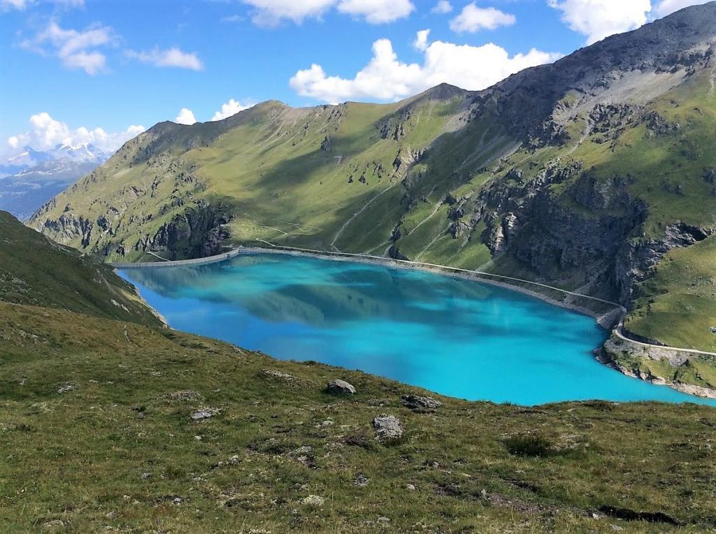 Het adembenemende Lac de Moiry is een bezoekje waard voor wie in Zinal verblijft.