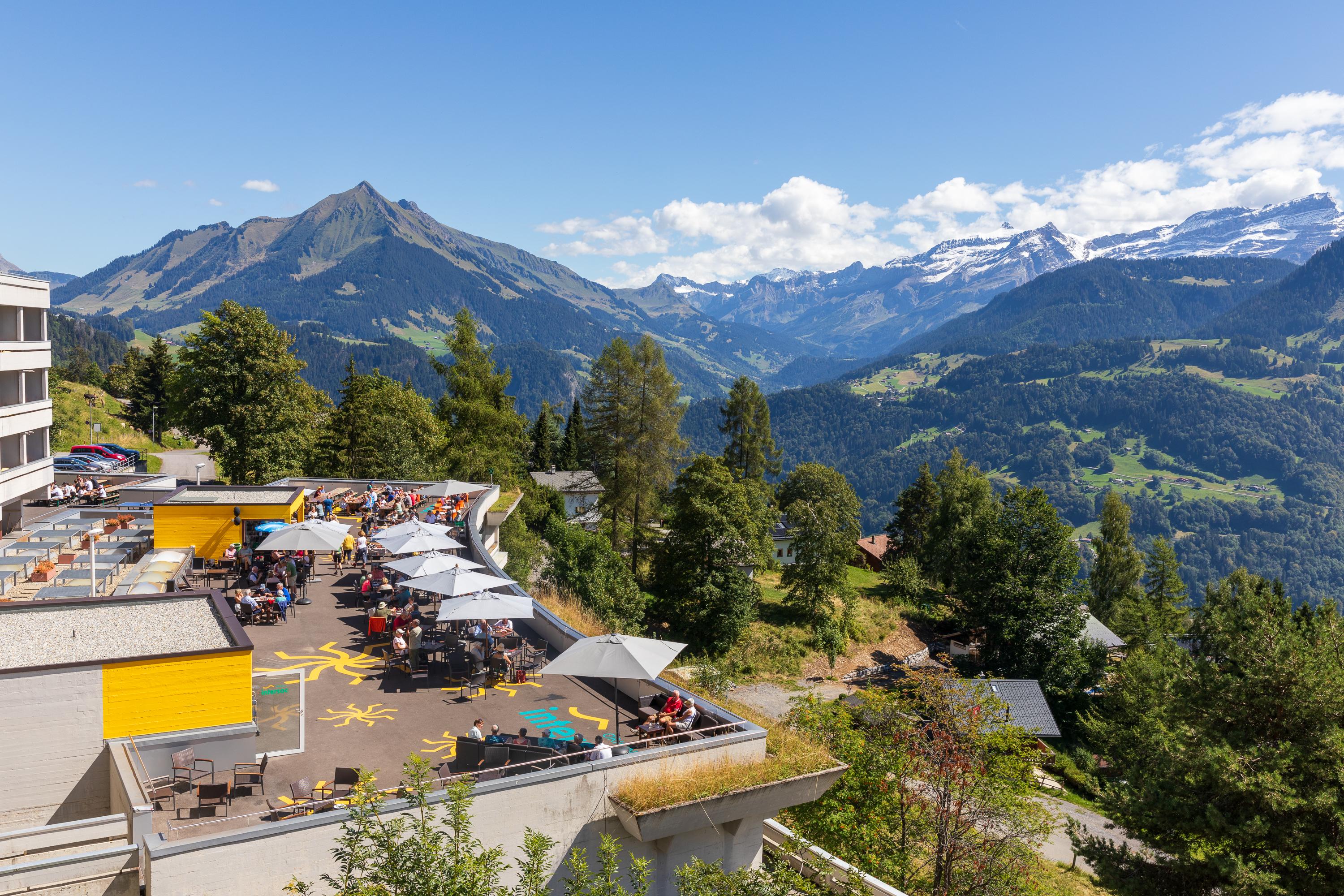 Hotel Fabiola ligt tegen een bergflank op 1300 meter hoog en beschikt over een ruim zonneterras.