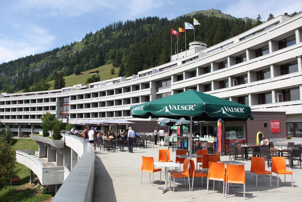 Hotel Fabiola ligt tegen een bergflank op 1300 meter hoog en beschikt over een ruim zonneterras.