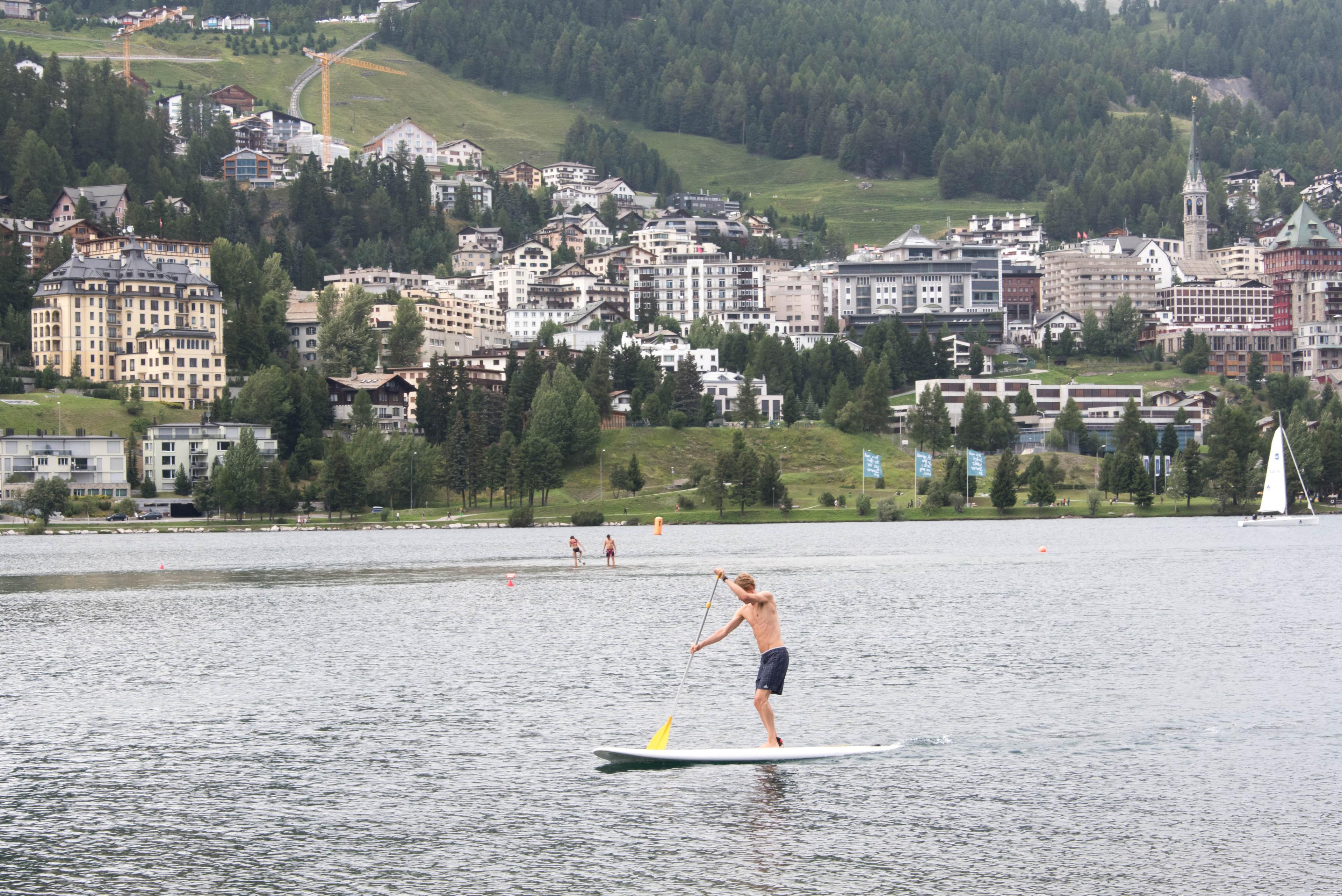 Het meer van St. Moritz is de perfecte locatie om watersporten uit te oefenen.