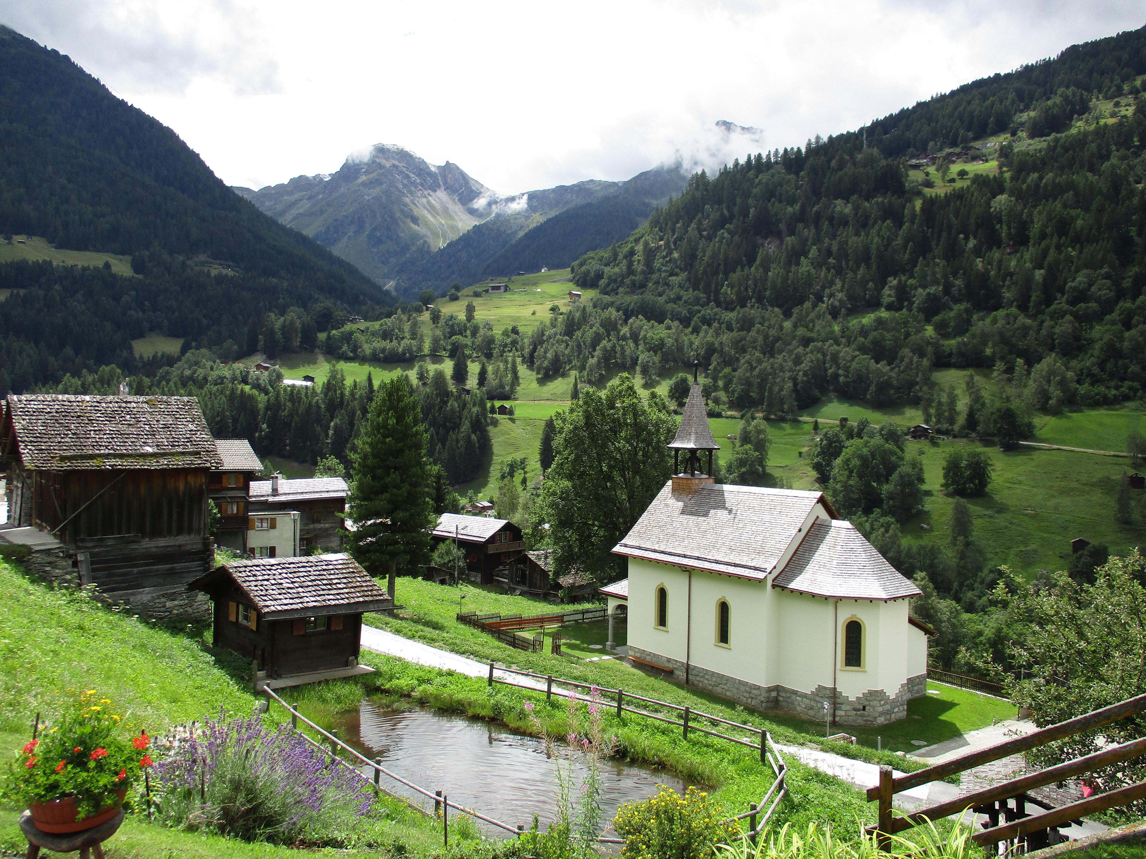 Uitzicht op een kerkje in Zinal, Zwitserland