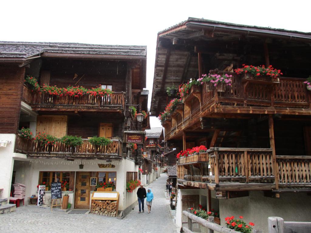 Het bloemendorpje Grimentz nabij Zinal staat bekend om haar geraniums en 100 jaar oude houten huisjes.