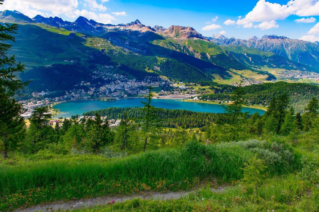 Zicht op St. Moritz en zijn gelijknamige meer.